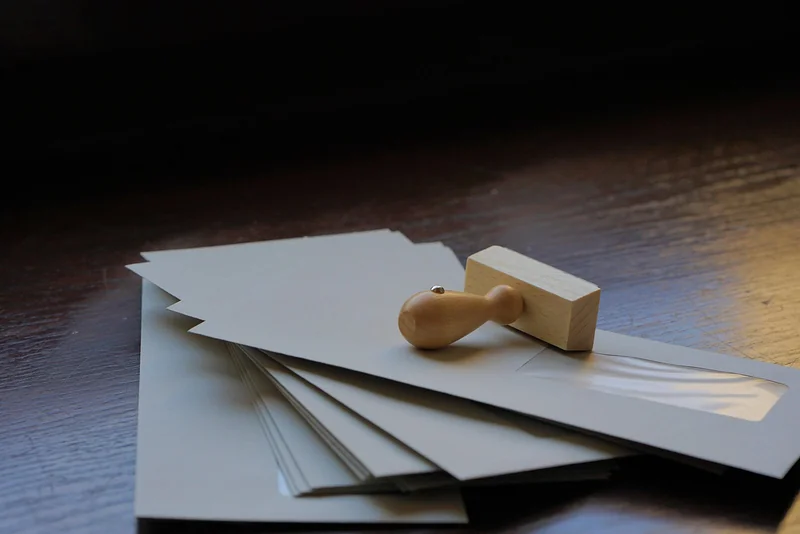 Où se colle le timbre sur une enveloppe ? L’emplacement exact
